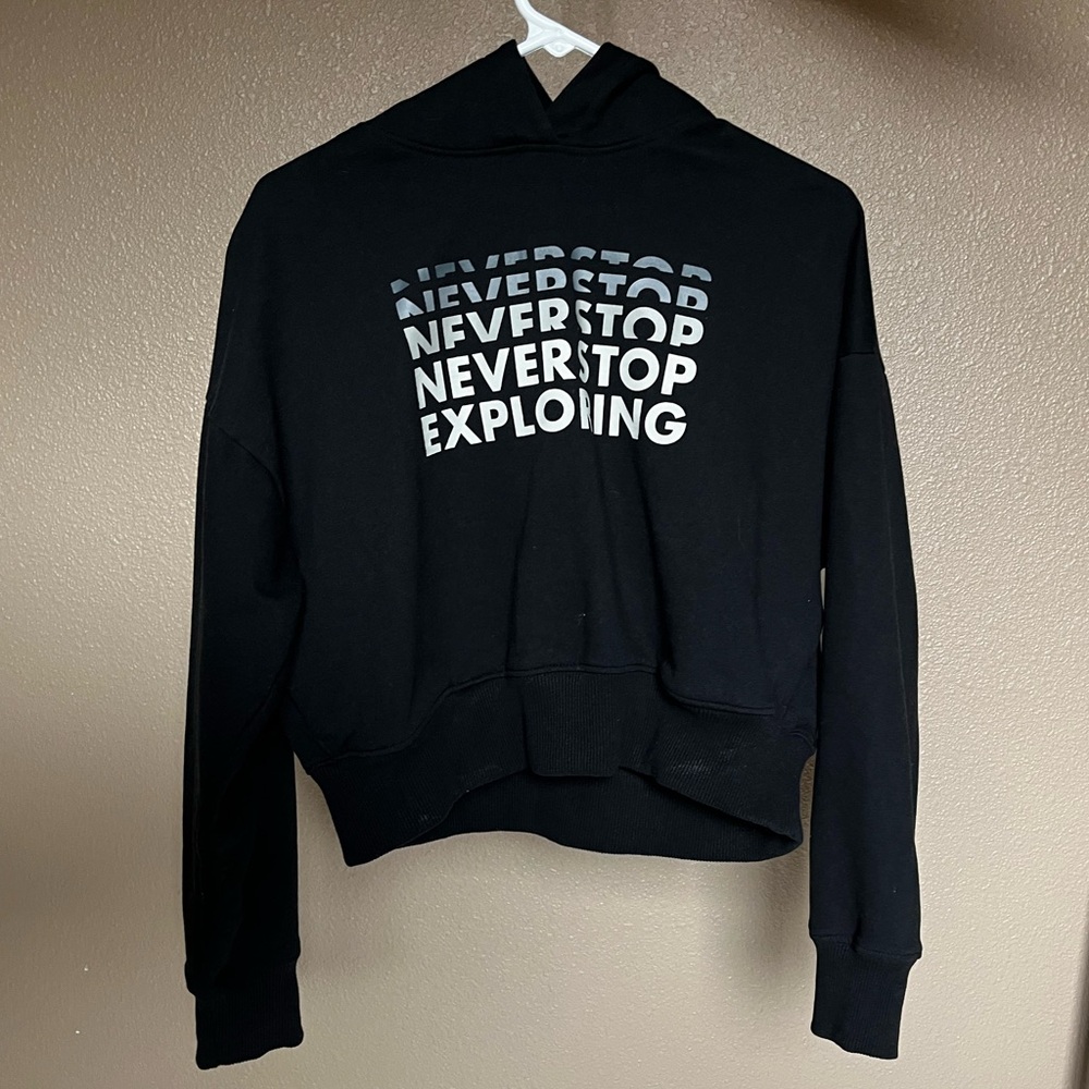 Women’s North Face Never Stop Exploring Crop Hoodie in Black // S/P